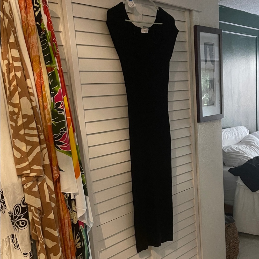 Beautiful dress with low neckline. Mid rise length